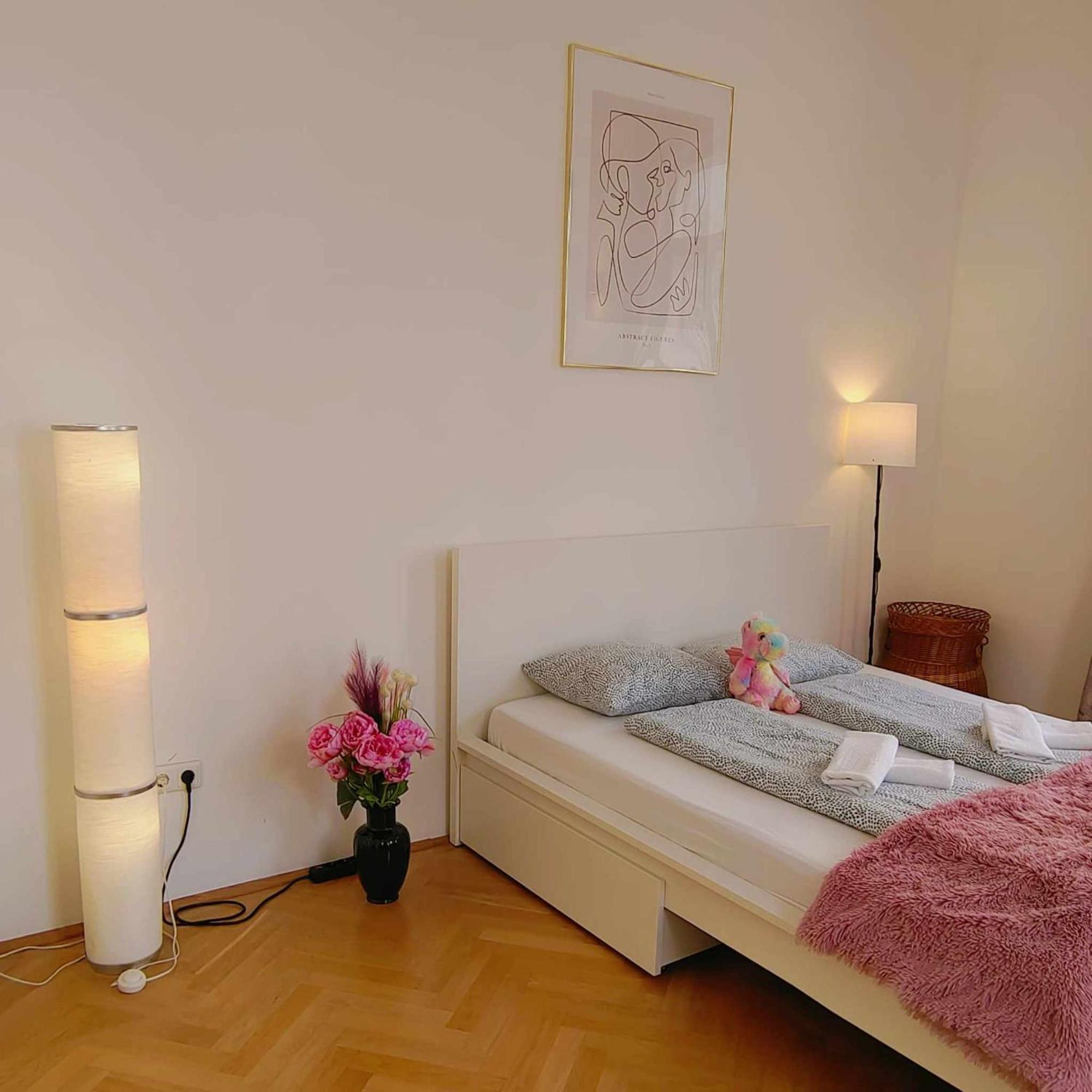 Central And Round 3 Minutes To City Shopping Center And Schoenbrunn Palace Viena Exterior foto