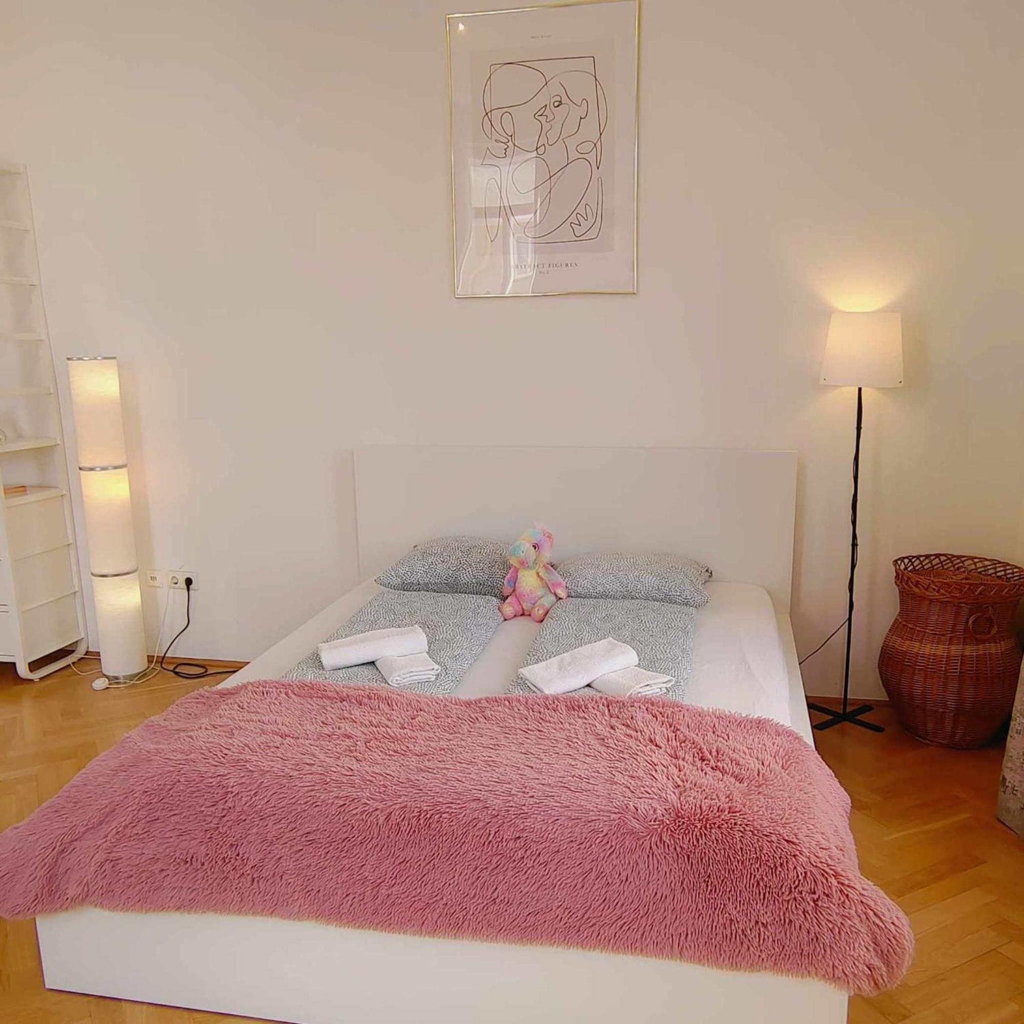 Central And Round 3 Minutes To City Shopping Center And Schoenbrunn Palace Viena Exterior foto